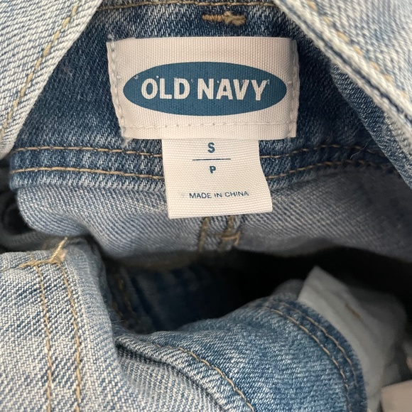 Old Navy Distressed Bib shorts - Picture 9 of 9